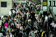 Em Madrid, tal como no Aeroporto da Portela, o caos instalou-se, com os passageiros sem saber o que fazer
