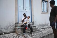 Família janta na rua devido a apagão, nas Caldas da Rainha