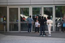 Fila para aceder a supermercado durante apagão, nas Caldas da Rainha