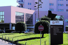 Leva vários tiros e morre após ser deixado à porta do hospital