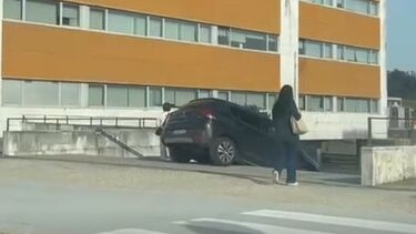 Carro suspenso na escadaria de acesso ao tribunal de Santa Maria da Feira