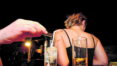 Põe droga em bebida para violar menor de 13 anos que conheceu no Instagram