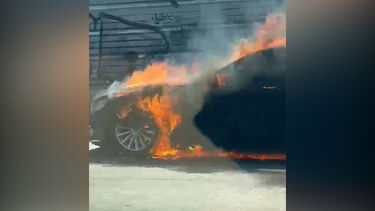 Carro incendeia-se no IC17/CRIL em Lisboa