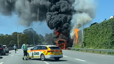 Autocarro com 40 crianças arde na A5. Trânsito cortado