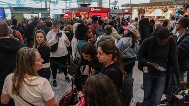 Aeroporto de Lisboa volta a ter filas com mais de três horas de espera no controlo de fronteiras