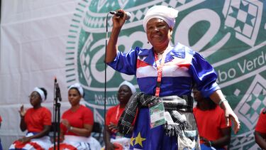 Taresa Fernandes canta histórias de Santiago