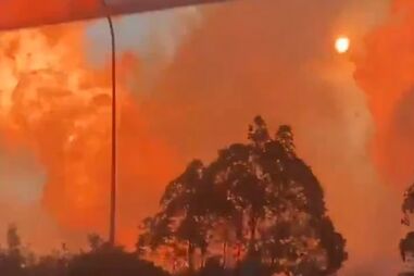 Fuga de gasoduto causa enorme incêndio perto da capital da Malásia