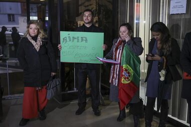 Um grupo de advogados manifesta-se com o mote “Já Basta Disso"