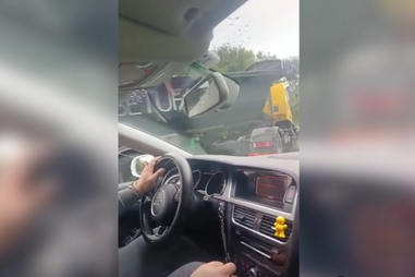 Camião fica imobilizado no separador central após despiste em Braga