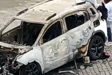 Carro consumido pelas chamas em Vila Nova de Gaia