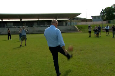 Líder da oposição australiana chuta bola para criança, falha o alvo e deixa operador de câmara a sangrar