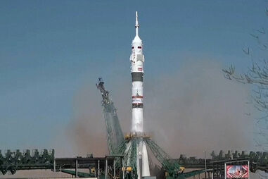 Nave espacial Soyuz MS-27 descola com dois russos e um norte-americano