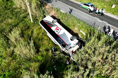 Destroços na estrada e viaturas tombadas: imagens de drone mostram aparato após acidente com autocarro no Cartaxo 