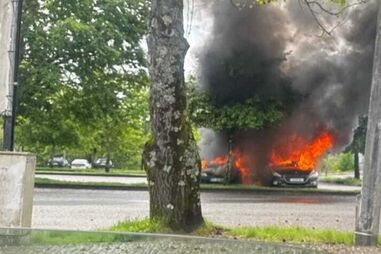 Dois carros destruídos pelas chamas em Santa Maria da Feira