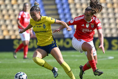 Erica Meg disputa a bola com Andreia Norton 