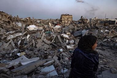 Civis nos escombros do campo de refugiados de Jabalia, em Gaza