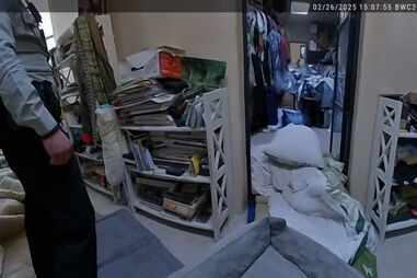 Imagens de ‘bodycam’ mostram momento em que polícias encontraram os corpos do ator Gene Hackman e da mulher