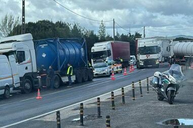Colisão entre autocarro e dois camiões na EN3 em Alenquer