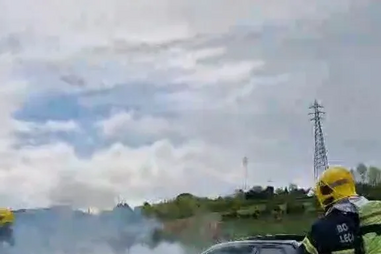 Carro arde na Via Norte no Porto