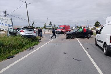 Choque entre três carros causa três feridos em Muge, no distrito de Santarém