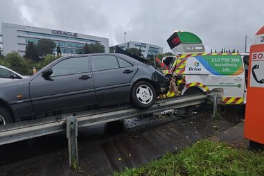 Embate violento ocorreu na A5, sentido Cascais-Lisboa, junto à saída para Oeiras