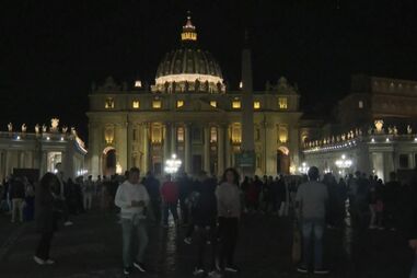 Fiéis enchem Praça de São Pedro para homenagear Papa Francisco