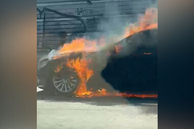 Carro incendeia-se na CRIL em Lisboa