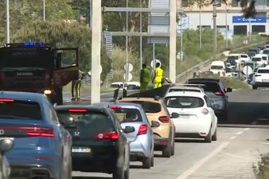 Acidente com três carros no IC19 faz quatro feridos e corta circulação