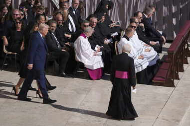 Donald Trump e Melania Trump, na Praça de São Pedro para o funeral de Papa Francisco