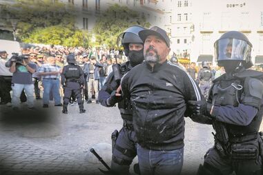 Mário Machado, cabecilha do Grupo 1143, a ser detido em confrontos no 25 de Abril de 2025