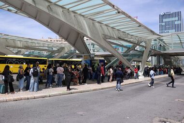 Utentes dos transportes públicos fazem fila na Estação do Oriente devido ao apagão que afeta Portugal de Norte a Sul