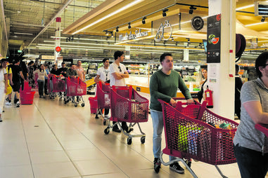 Extensas filas nos supermercados 