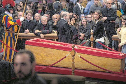 Funeral do Papa é hoje, com o cortejo a passar nas ruas do centro histórico de Roma. Depois cumprem-se nove dias de luto 