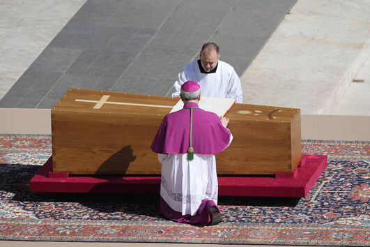 Giovanni Battista Re preside funeral do Papa Francisco na Praça de São Pedro, no Vaticano
