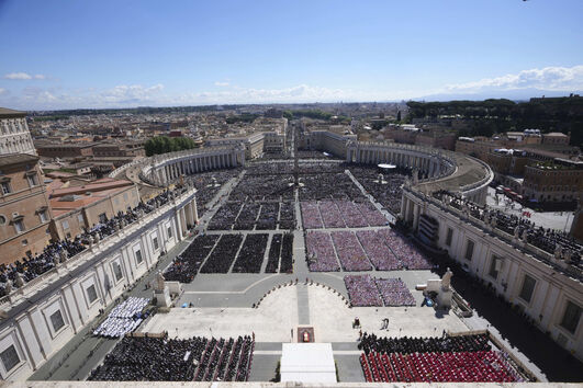 Praça de São Pedro durante funeral do Papa Francisco 