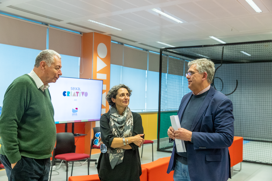 A atual diretora de Investigação na Universidade de Illinois, Ana Pinheiro, ao centro, deu uma aula aberta no Seixal