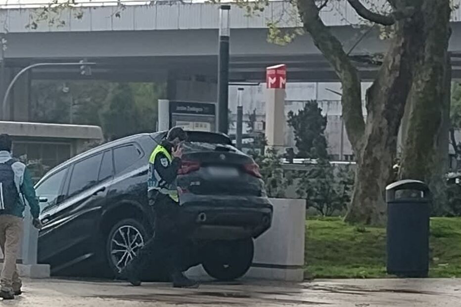 CARRO PRESO EM SETE RIOS.jpg