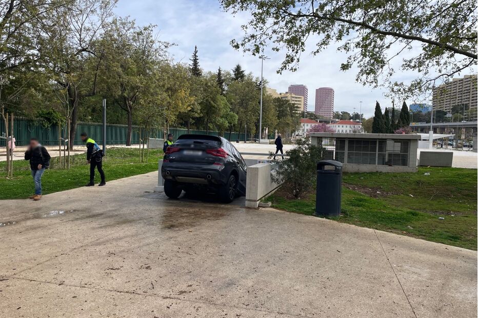 Homem engana-se e entra no Metro em vez de entrar no estacionamento em Sete Rios