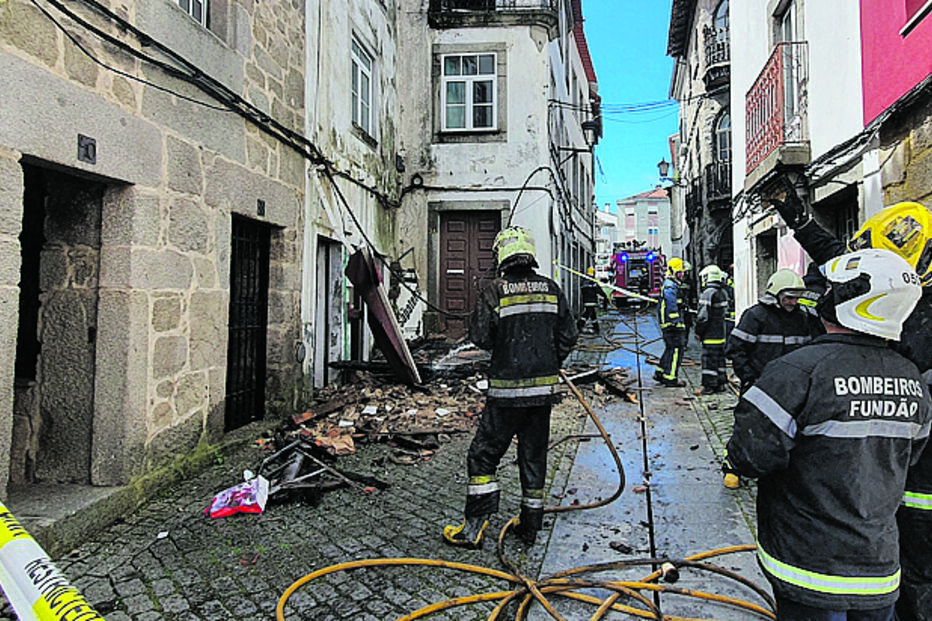 “Subi as escadas e salvei a minha filha do fogo”: incêndio no Fundão destruiu casa onde bombeiro vivia com a filha