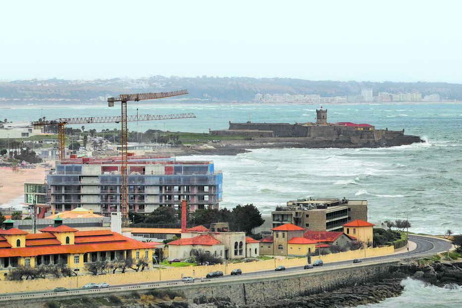 Terreno junto ao mar vendido a preço mais barato do que um T1