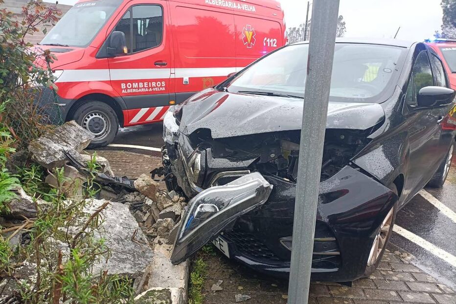 Viatura em despiste destruiu parte de um muro
