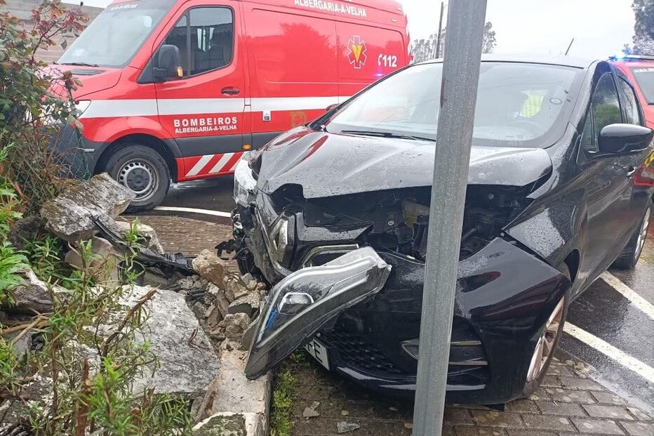 Uma criança e duas mulheres feridas após despiste de carro em Albergaria-a-Velha