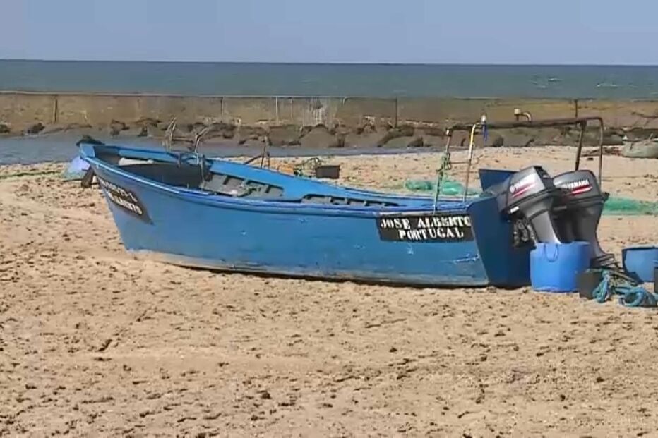 Embarcação arrastada na praia da Aguda em Vila Nova de Gaia