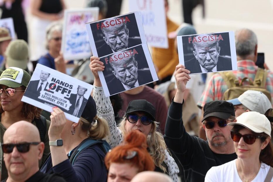 Americanos contra Trump manifestam-se em Lisboa com referências ao 25 de Abril 