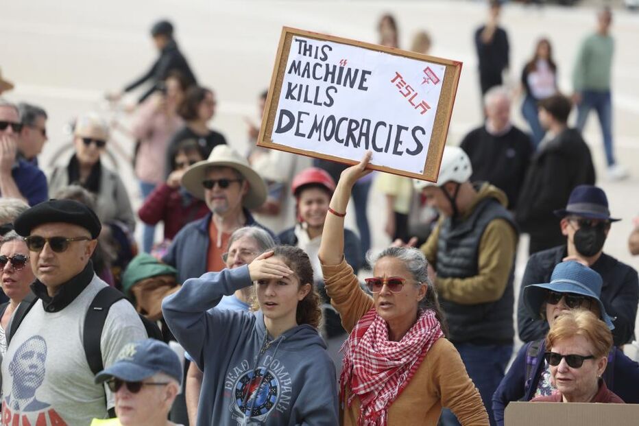 Americanos contra Trump manifestam-se em Lisboa com referências ao 25 de Abril 