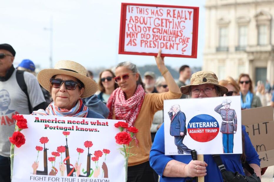 Americanos contra Trump manifestam-se em Lisboa com referências ao 25 de Abril 