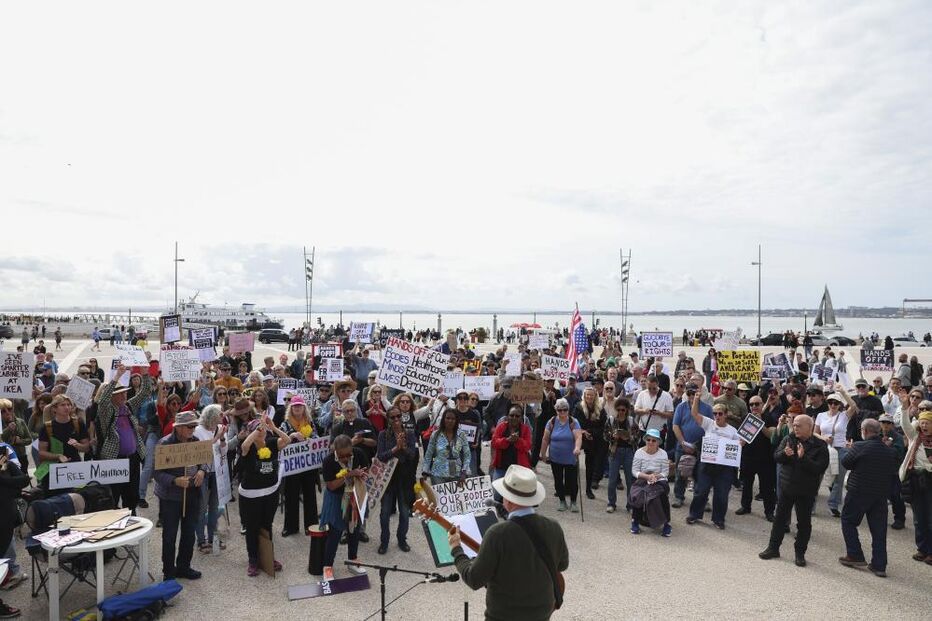 Americanos contra Trump manifestam-se em Lisboa com referências ao 25 de Abril 