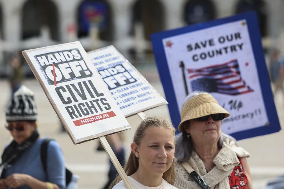 Americanos contra Trump manifestam-se em Lisboa com referências ao 25 de Abril 