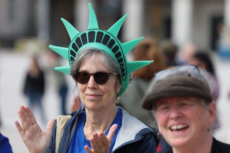 Americanos contra Trump manifestam-se em Lisboa com referências ao 25 de Abril 