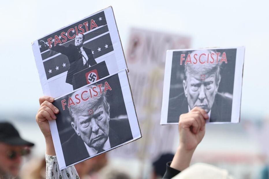 Americanos contra Trump manifestam-se em Lisboa com referências ao 25 de Abril 